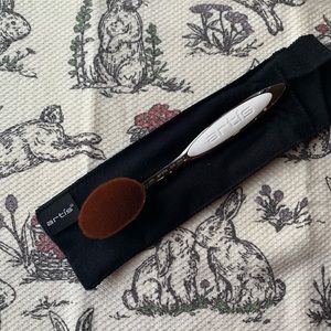 New Artis Elite Mirror Oval 7 Brush